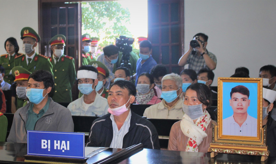 Gia đình bị hại có mặt tại tòa từ sớm