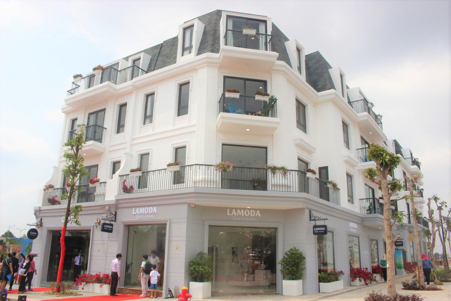 Một khu nhà phố thương mại vừa được hoàn thành