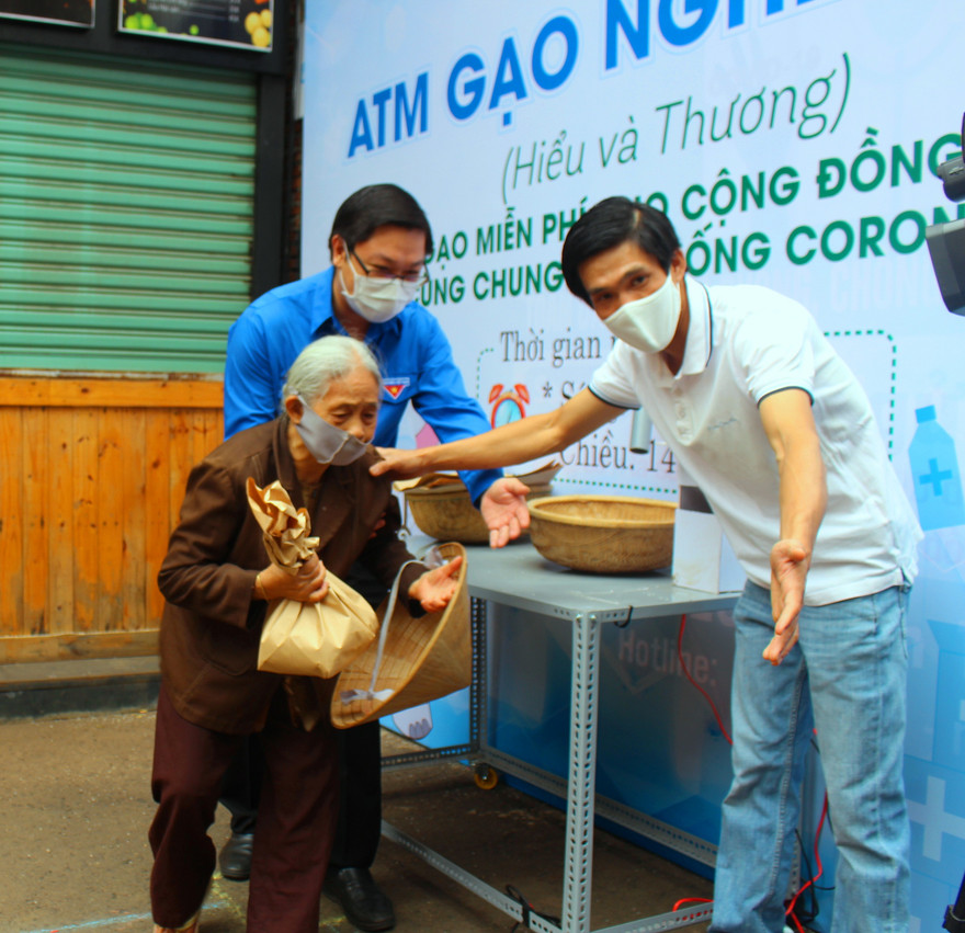 Xếp hàng nhận gạo tại cây ATM do thanh niên Đắk Lắk lập