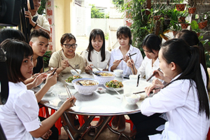 Vợ chồng thầy giáo nấu ăn, cho thí sinh trọ miễn phí