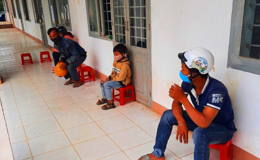 Người dân giữ khoảng cách 2m chờ tiêm vắc xin