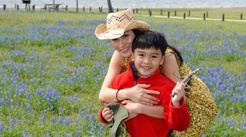 Hình ảnh mới nhất của bé Kiến Văn và mẹ tại Mỹ. Càng lớn cậu bé càng khôi ngô và đáng yêu