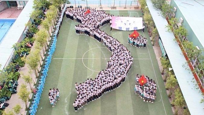  Học sinh trường THPT Lê Quý Đôn, TP Biên Hòa (Đồng Nai) ghép hình Tổ quốc trong ngày vận động, đóng góp hướng về biển đảo. Ảnh: TT