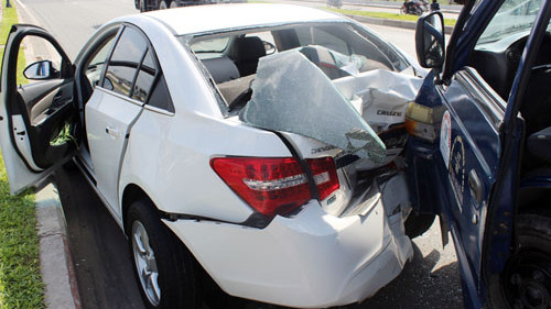 Ôtô đón dâu bị xe tải tông nát đuôi. Ảnh: An Nhơn.