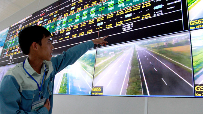 Nhân viên Đội vận hành chỉ phương tiện vi phạm tốc độ, Ảnh: Minh Đức