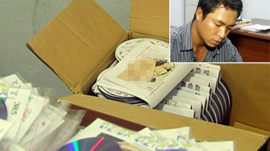 Tùng và số đĩa phim sex mang đi tiêu thụ. Ảnh: Châu Thành