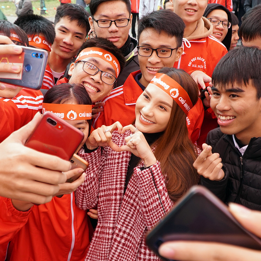 Bảo Thanh giữa vòng vây người hâm mộ tại Chủ nhật đỏ lần thứ 12