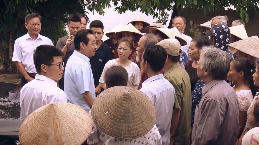 Chủ tịch tỉnh bị dân xã chặn xe gửi đơn kiện