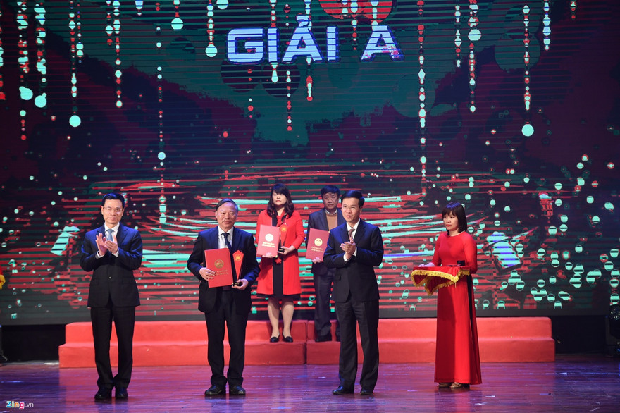 GS.TS. Nguyễn Quang Ngọc đại diện tập thể tác giả lên nhận giải A cho công trình sách do cố GS. Phan Huy Lê tổng chủ biên