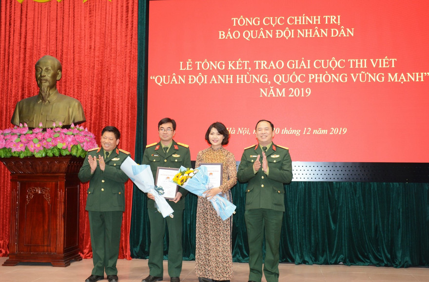Nhà văn Đỗ Bích Thúy đạt giải Nhì cuộc thi viết về quân đội và quốc phòng