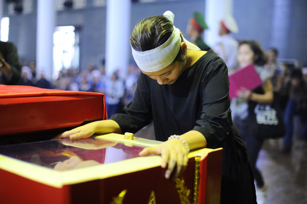 Bông Mai gục xuống trong đám tang vì đã mấy ngày không được ngủ để lo cho đám tang cho ba.