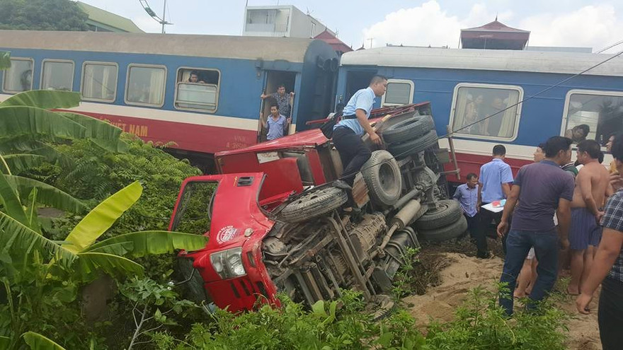 Chiếc xe tải bị lật ngửa bên cạnh đường ray. Ảnh: CTV.