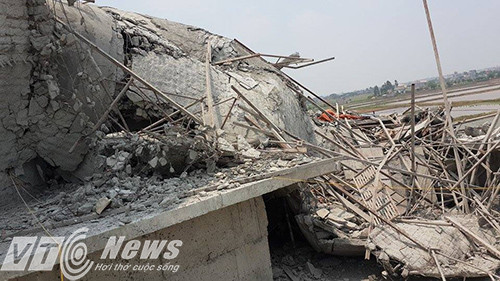 Thân tượng cao hàng chục mét bị sập đổ hoàn toàn - Ảnh MK.