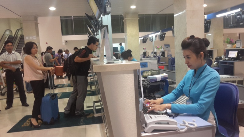 Hành khách làm thủ tục bay tại Tân Sơn Nhất.