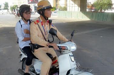 Em Nguyễn Minh Hà được đưa đến địa điểm thi.