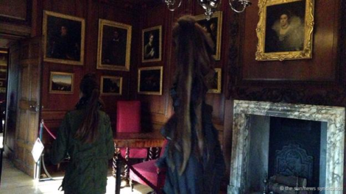 Hình người phụ nữ bí ấn váy xám xuất hiện trong bức hình của Holly (Ảnh: The Sun/News Syndication).