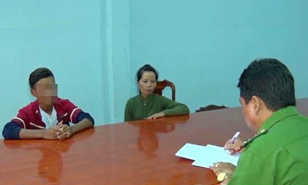 Trinh sát lấy lời khai Giỏi có chứng kiến của người giám hộ