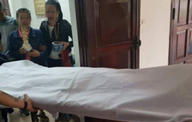 Người thân đưa thi thể nạn nhân về mai táng