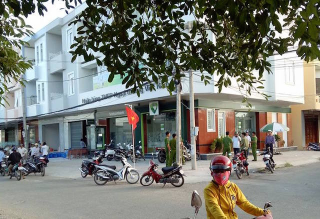 Lực lượng Công an phong toả hiện trường vụ cướp