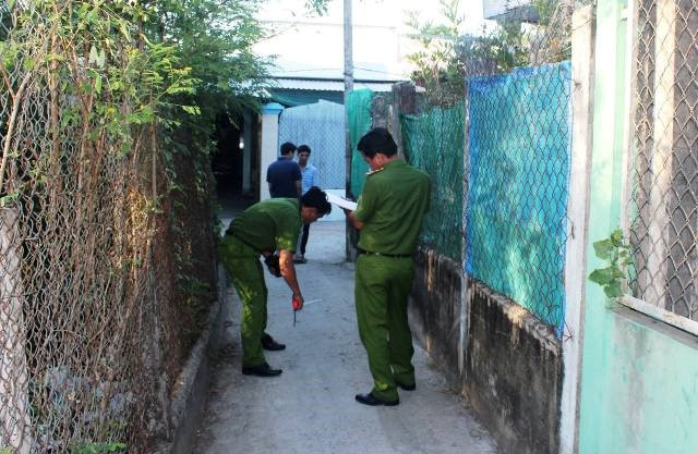 Cảnh sát khám nghiệm hiện trường, nơi xảy ra vụ việc