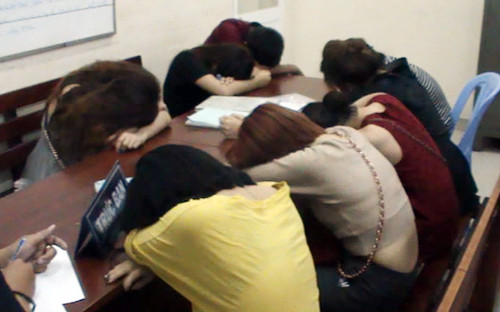 Các cô gái tại cơ quan điều tra