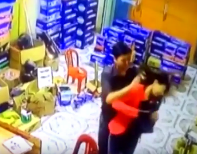 Hình ảnh người chồng bạo hành vợ một cách dã man. Ảnh cắt từ clip