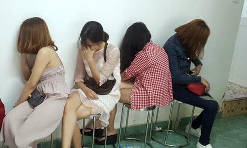 Hàng chục người bị cảnh sát đưa về trụ sở làm việc. Ảnh: Q.T