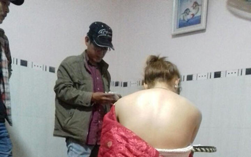 Bắt quả tang 2 nữ tiếp viên múa khỏa thân trong quán karaoke