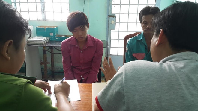 Một đối tượng tham gia vụ hỗn chiến (áo đỏ) tại cơ quan điều tra