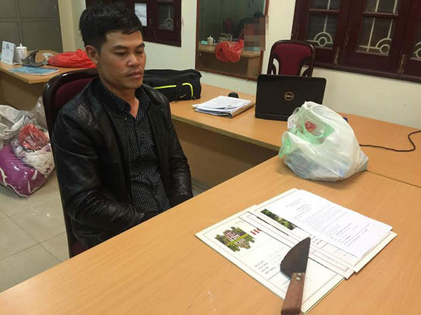 Đối tượng Quang cùng con dao dùng để đe dọa nạn nhân