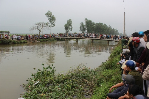 Bị Đô cầm dao truy sát, Trường nhảy xuống kênh Chanh Dương bỏ trốn. Ảnh: ANHP