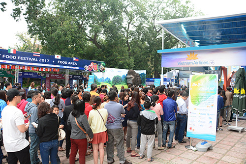 Để mua được vé, một số du khách chia sẻ họ đi từ 7h, qua quãng đường khoảng 50 km để tham gia hội chợ