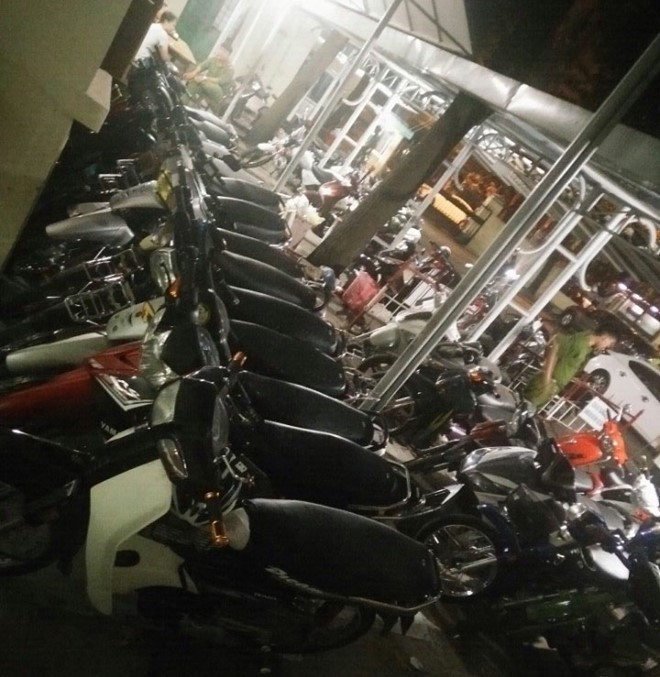 Hàng chục xe máy bị lực lượng công an tạm giữ