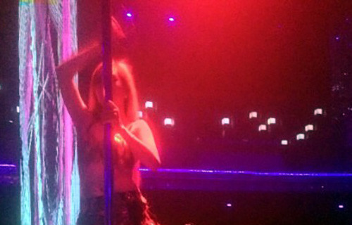 Múa cột tại bar V18