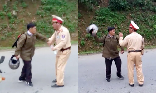 Ngoài đoạt gậy điều khiển của cảnh sát, người đàn ông liên tục cầm mũ bảo hiểm đe doạ, tấn công. Ảnh cắt từ video