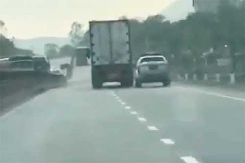 Ôtô cảnh sát định vượt lên, Biên chèn ép, không cho vượt