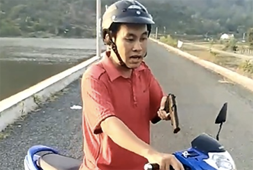 Hành vi rút súng nhựa doạ bắn dân của Phó phòng Nông nghiệp huyện Tri Tôn, tỉnh An Giang được cho gây phản cảm, thiếu chuẩn mực. Ảnh: Cắt từ video.