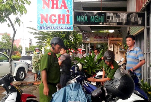 Cảnh sát khám nghiệm hiện trường nam thanh niên tử vong trong tư thế bị trói tay chân