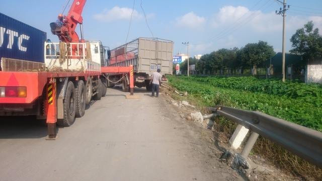 Chiếc xe được cẩu lên đường.