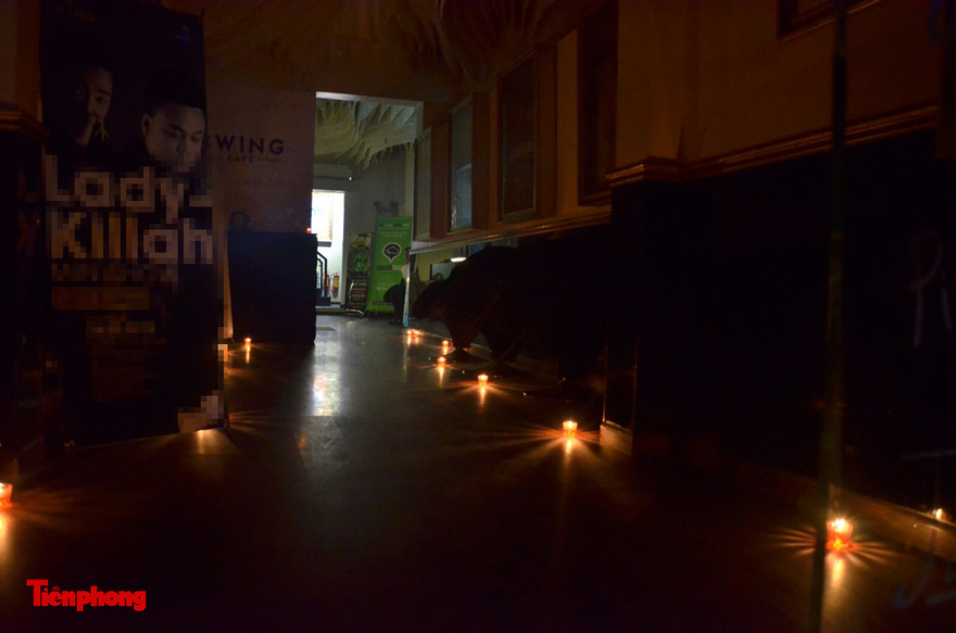 Hà Nội: Người dân thắp nến, dùng đèn sạc hưởng ứng Giờ trái đất