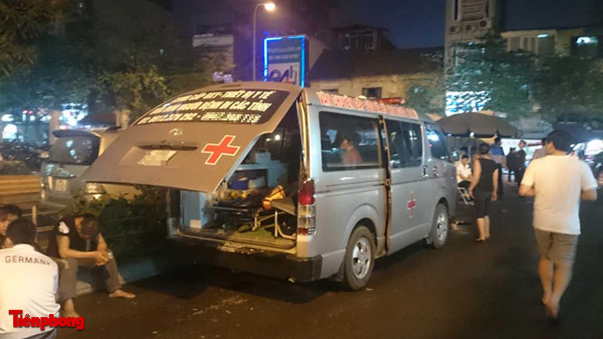 Đến gần 22h chiếc xe vẫn chưa thể đi ra khỏi bệnh viện.