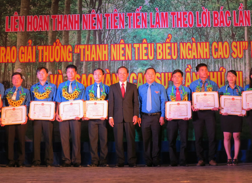 Bí thư T.Ư Đoàn, Chủ tịch T.Ư Hội LHTN VN Nguyễn Phi Long tuyên dương gương thanh niên tiên tiến làm theo lời Bác.