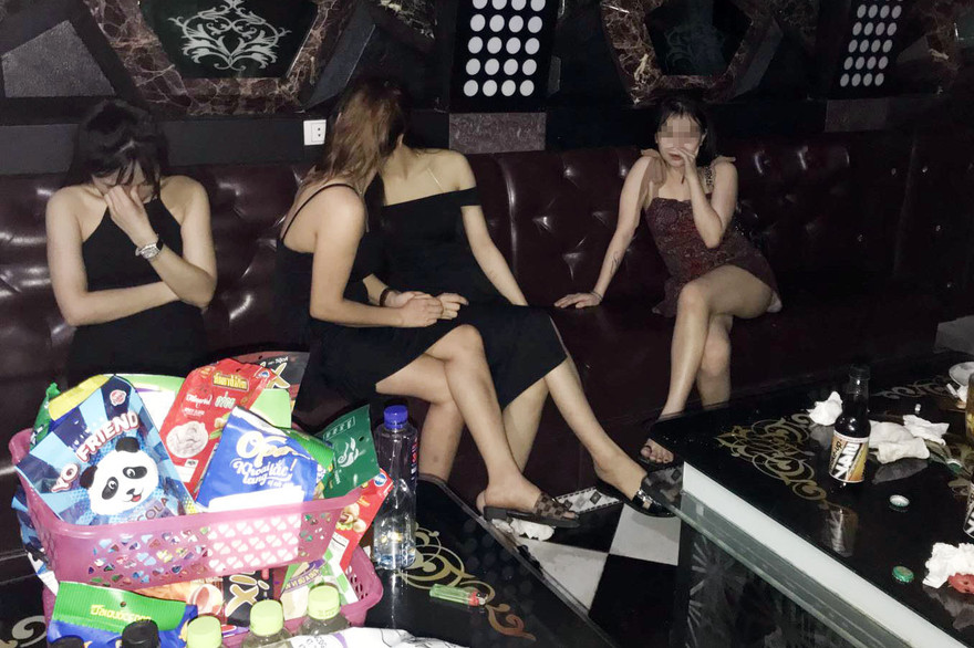 Nhóm đối tượng bay lắc trong quán karaoke. Ảnh Công an Hưng Yên