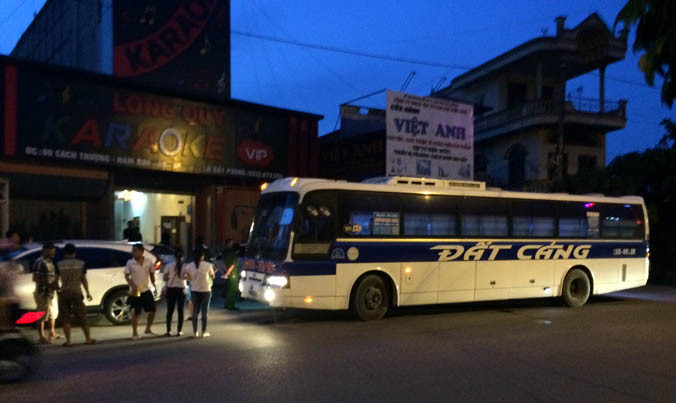 Khoảng 60 dân chơi và những đối tượng liên quan đã được PC45 đưa về trụ sở phục vụ điều tra.