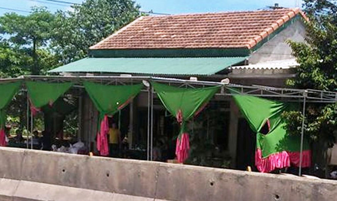 Gia đình lo hậu sự cho nạn nhân mắc tâm thần phân liệt, sau khi bị nhóm trai làng côn đồ đánh chết.