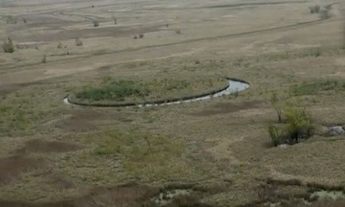 Hòn đảo hình tròn hoàn hảo, bao bọc bên ngoài là một vòng tròn nước. Ảnh: Mirror.