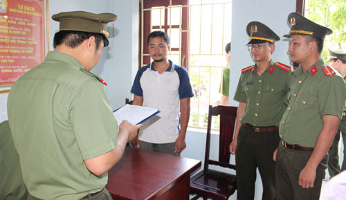 Công an đọc lệnh bắt nghi can Nguyễn Duy Sơn. Ảnh: Lam Sơn.