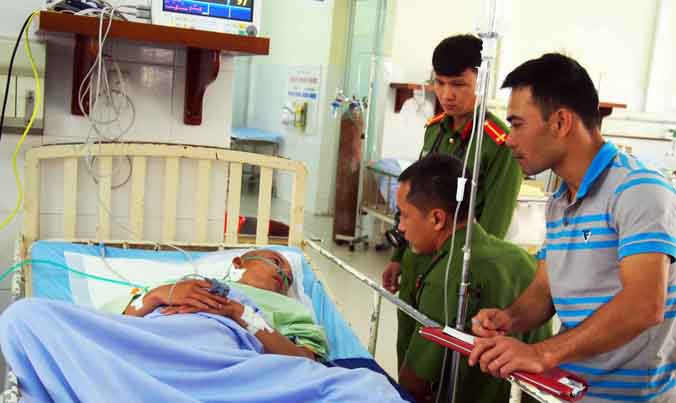 Công an lấy lời khai nạn nhân tại bệnh viện.