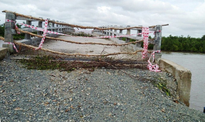 Mố cầu Ô Rô bị lún sụp, dịch chuyển ra lòng sông