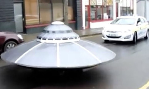 Vật thể làm tương tự hình dáng đĩa bay của một nghệ sĩ Ireland. Ảnh: Daily Star.